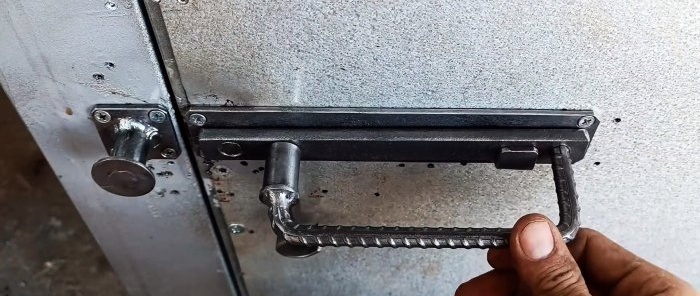 Comment fabriquer une poignée de porte avec un loquet à tirer
