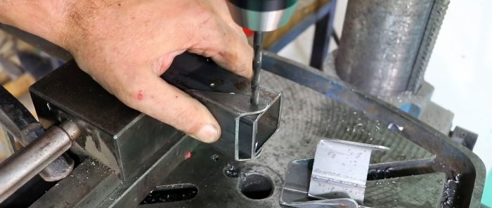 Come realizzare cerniere per porte da un tubo profilato in modo rapido e senza saldature