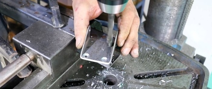 Come realizzare cerniere per porte da un tubo profilato in modo rapido e senza saldature
