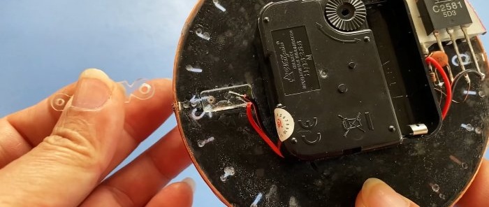 Hvordan lage en LED-klokke med trådløs bakgrunnsbelysning av visere og urskive