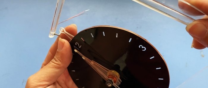 Sådan laver du et LED-ur med trådløs baggrundsbelysning af visere og urskive