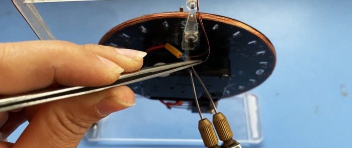 Jak zrobić zegarek LED z bezprzewodowym podświetleniem wskazówek i tarczy