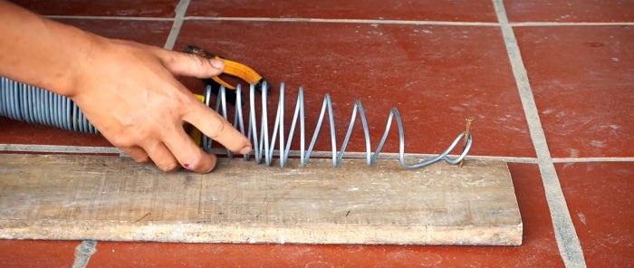 Paano gumawa ng isang aparato para sa paghabi ng chain-link mesh mula sa 4 mm steel wire