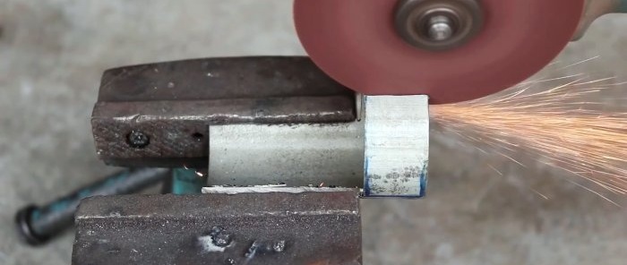 Come realizzare un accessorio rimovibile per un trapano che lo trasformerà in una fresatrice per tagliare eventuali cerchi di legno