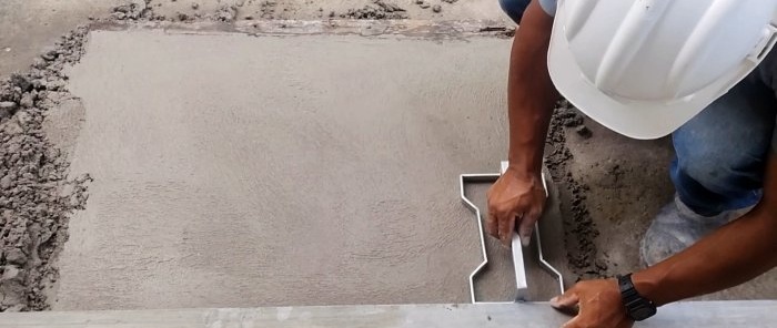 Hvordan lage et stempel og prege under belegningsplater på betong