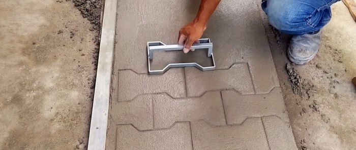 Kako napraviti pečat i reljef ispod ploča za popločavanje na betonu