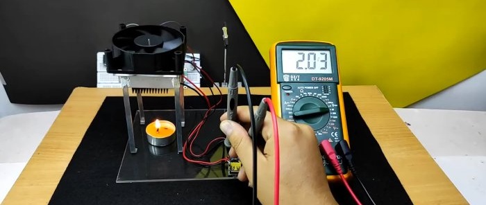 Com fer un generador termoelèctric i carregar el telèfon amb calor d'espelmes