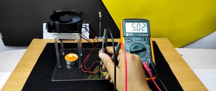 So bauen Sie einen thermoelektrischen Generator und laden Ihr Telefon mit Kerzenwärme auf