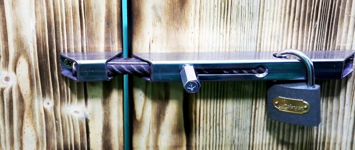 De eenvoudigste deurgrendel gemaakt van een stuk profiel en beslag
