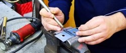 3 modi per saldare i metalli con una bacchetta di grafite da una batteria AA