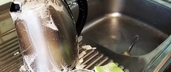 Como e com que limpar rapidamente manchas em pratos de aço inoxidável