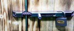 O ferrolho de porta mais simples feito de um pedaço de perfil e acessórios