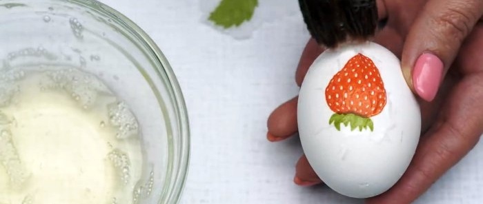 Uten klistremerker og fargestoffer, en billig måte å dekorere egg til påske på. Alle kan gjøre det