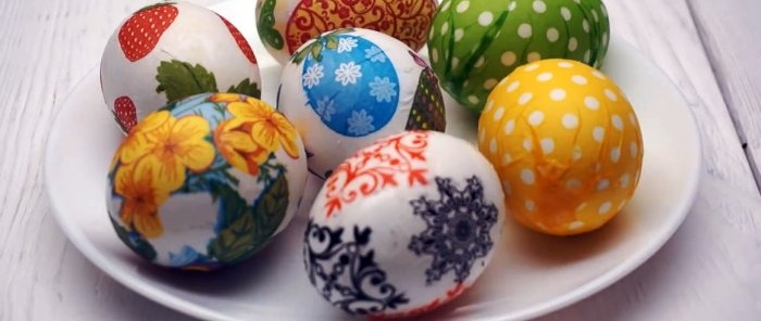 Uden klistermærker og farvestoffer, en billig måde at pynte æg til påske på. Alle kan gøre det