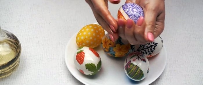 Uten klistremerker og fargestoffer, en billig måte å dekorere egg til påske på. Alle kan gjøre det