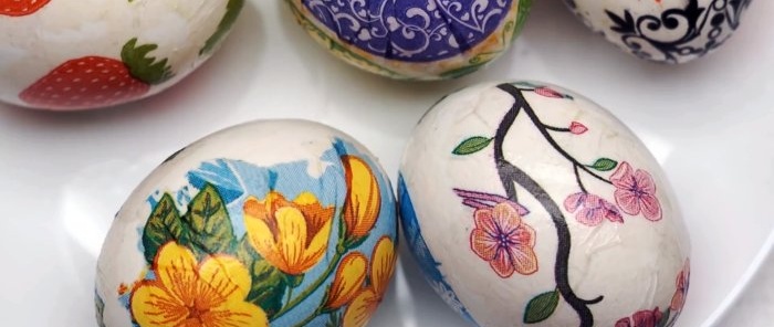 Uden klistermærker og farvestoffer, en billig måde at pynte æg til påske på. Alle kan gøre det
