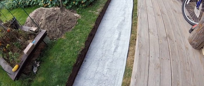 Prilično jeftin način da napravite vrtnu stazu bez betona