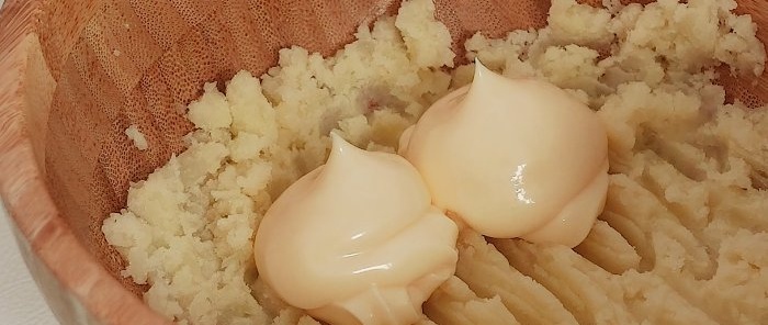 Hvordan lage ost og potetscones i en stekepanne uten ovnsgjær og egg