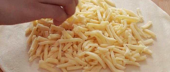 Как да си направим сладкиш със сирене и картофи на тиган без мая и яйца