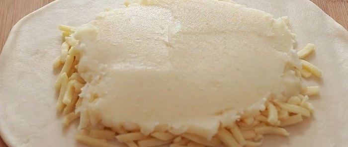 Kaip pasigaminti sūrio ir bulvių paplotėlį keptuvėje be mielių ir kiaušinių