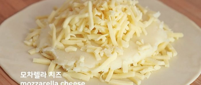 Kā pagatavot siera un kartupeļu plāceni pannā bez cepeškrāsns rauga un olām