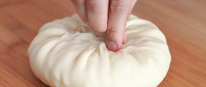 Kaip pasigaminti sūrio ir bulvių paplotėlį keptuvėje be mielių ir kiaušinių