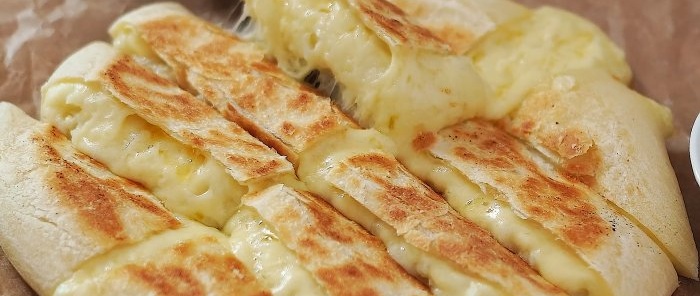 Hvordan lage ost og potetscones i en stekepanne uten ovnsgjær og egg