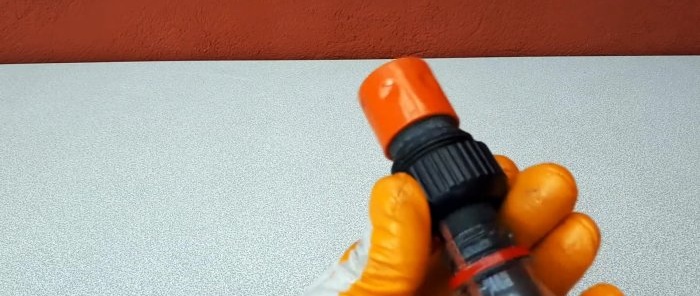 Wie man aus einer PET-Flasche einen Gartensprinkler herstellt