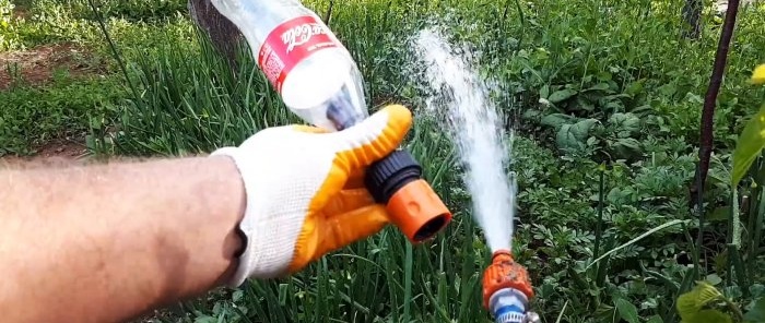 Hoe maak je een tuinsproeier van een PET-fles