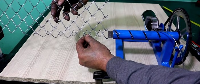 How to make a machine for making chain-link mesh