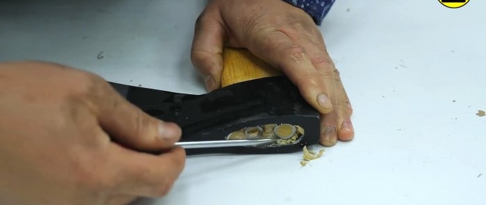 How to make an ax with two blades for quickly chopping wood