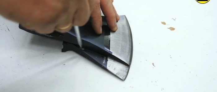 Cómo hacer un hacha con dos hojas para cortar madera rápidamente