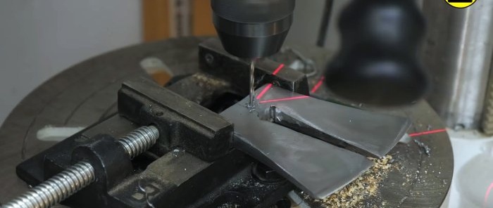Πώς να φτιάξετε ένα τσεκούρι με δύο λεπίδες για γρήγορο κόψιμο ξύλου