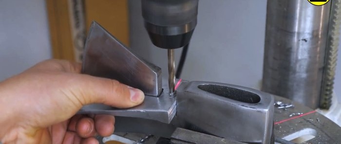 Πώς να φτιάξετε ένα τσεκούρι με δύο λεπίδες για γρήγορο κόψιμο ξύλου