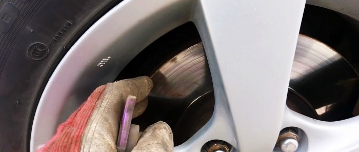 Cómo quitar un labio en el disco de freno de un automóvil sin quitarlo