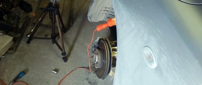 Como remover a borda do disco de freio de um carro sem removê-lo
