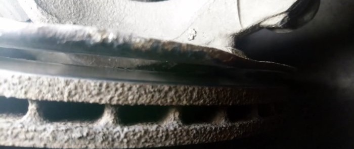 Como remover a borda do disco de freio de um carro sem removê-lo