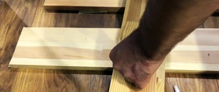 كيفية إزالة صرير الأرضيات الخشبية دون تفكيكها