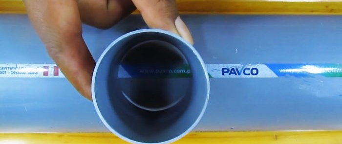 Comment coller un mince tuyau en PVC dans un grand sans té