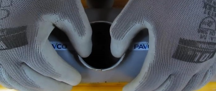 Comment coller un mince tuyau en PVC dans un grand sans té