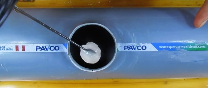 كيفية لصق أنبوب PVC رفيع في أنبوب كبير بدون نقطة الإنطلاق