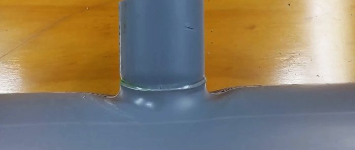Как да залепите тънка PVC тръба в голяма без тройник