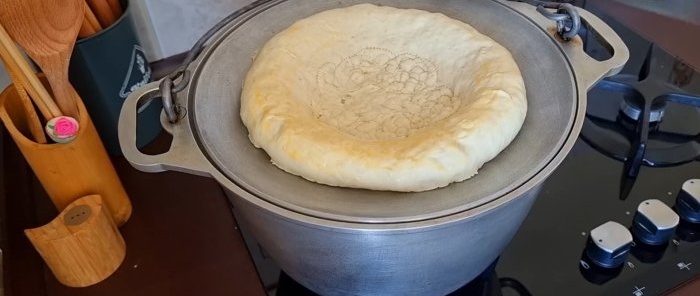 Resipi yang luar biasa untuk membuat roti rata Uzbekistan di atas dapur tanpa tandoor atau ketuhar