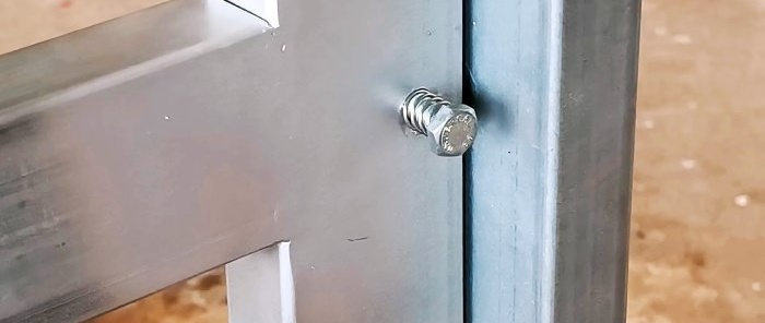 Једноставна брава за клизна врата са дугметом за отварање