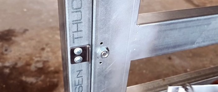 Simpleng sliding door latch na may push button para buksan