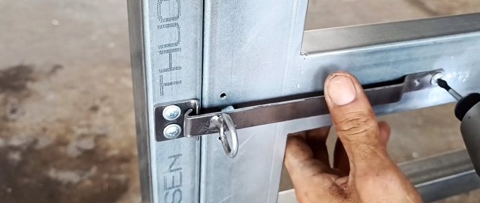 Jednostavan zasun za klizna vrata s gumbom za otvaranje