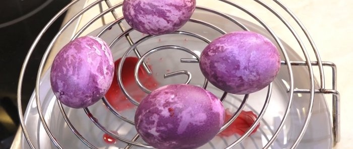 Lo conseguirás a la primera. Cómo teñir fácilmente huevos de Pascua utilizando tintes naturales y todos los disponibles.