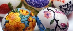 Çıkartmalar ve boyalar olmadan: Paskalya için yumurtaları süslemenin ucuz bir yolu. Herkes yapabilir