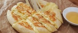 Comment faire cuire un scone au fromage et aux pommes de terre dans une poêle. Pas de four, ni de levure, ni d'œufs