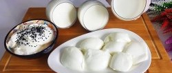 Het geheim van zelfgemaakte yoghurt maken zonder yoghurtmaker. De lepel is de moeite waard